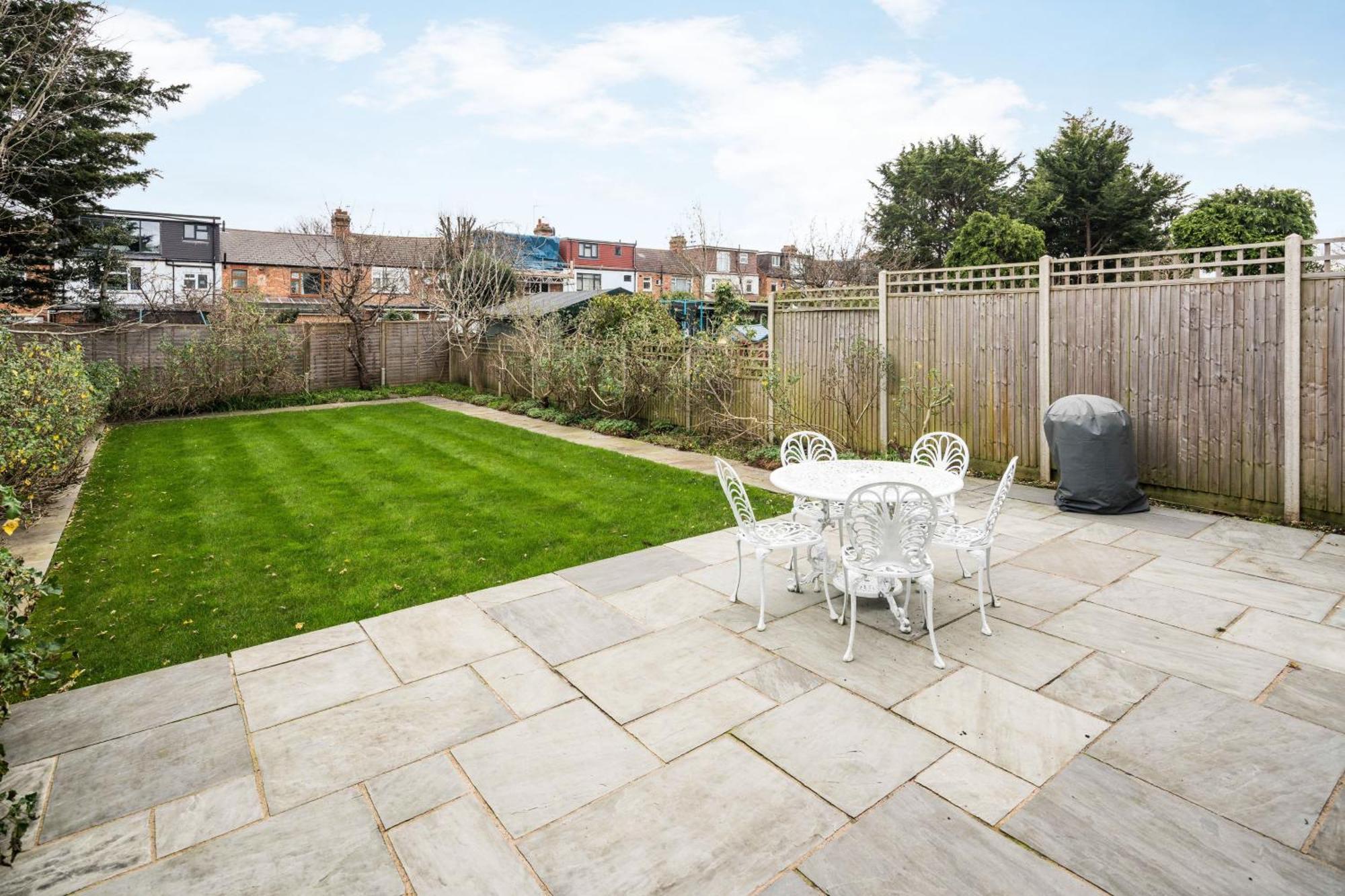 Vakantiehuis Contemporary 5 Bedroom With Garden North Finchley Londen