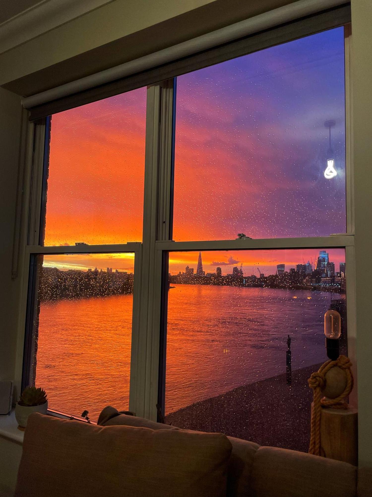 Superb Riverside Flat With Balcony In Limehouse *