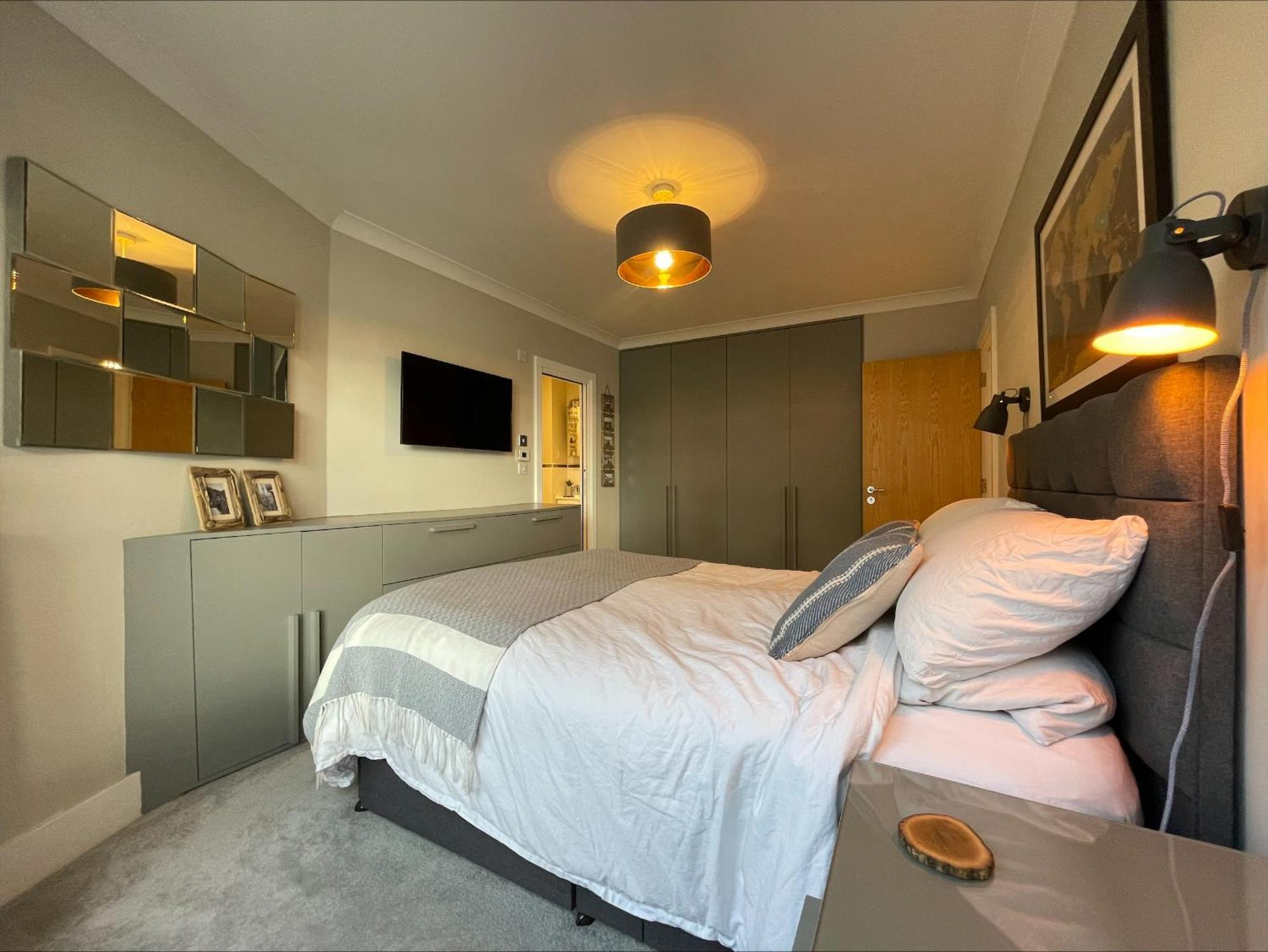 Superb Riverside Flat With Balcony In Limehouse *