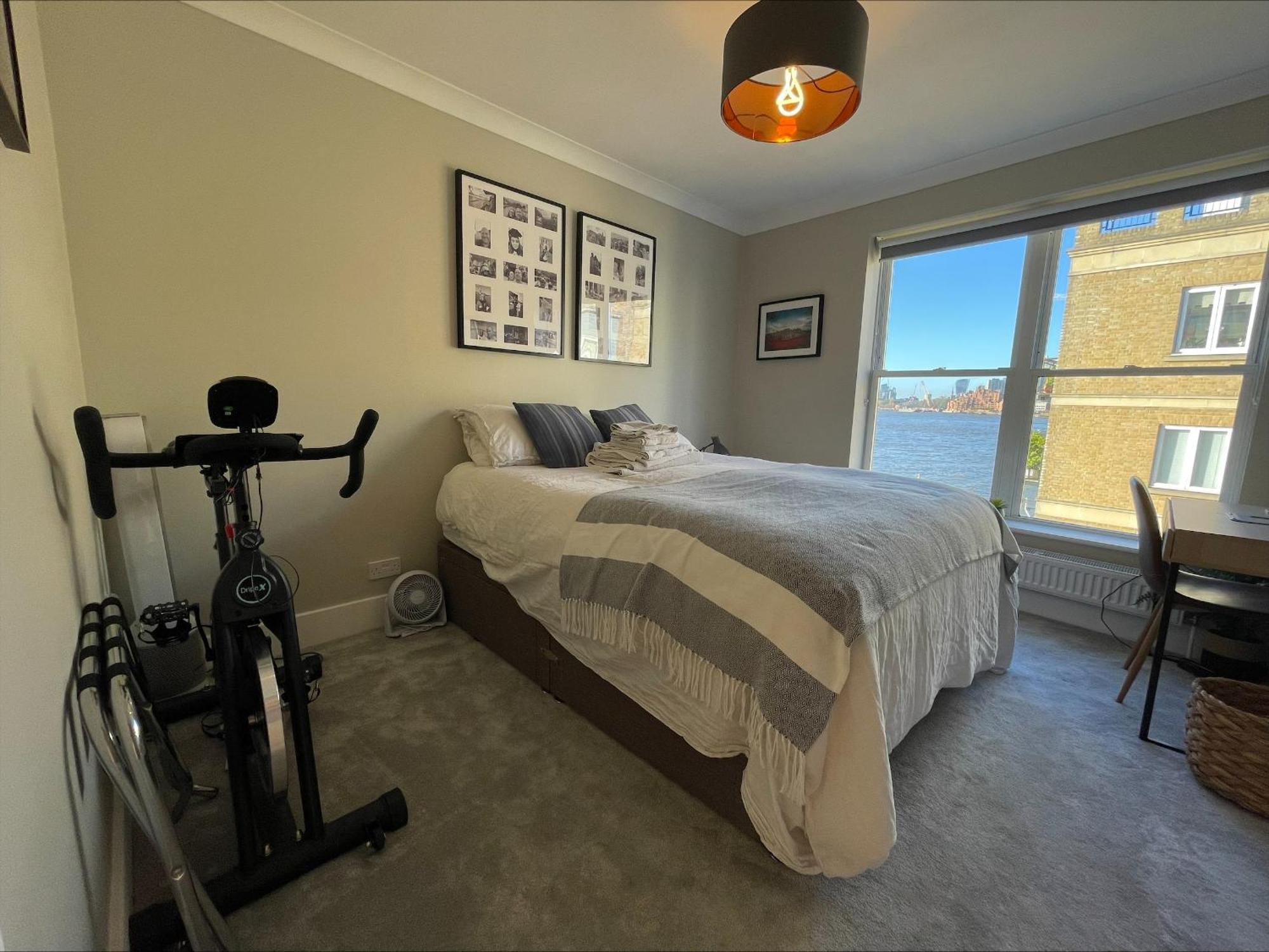Superb Riverside Flat With Balcony In Limehouse * Londra