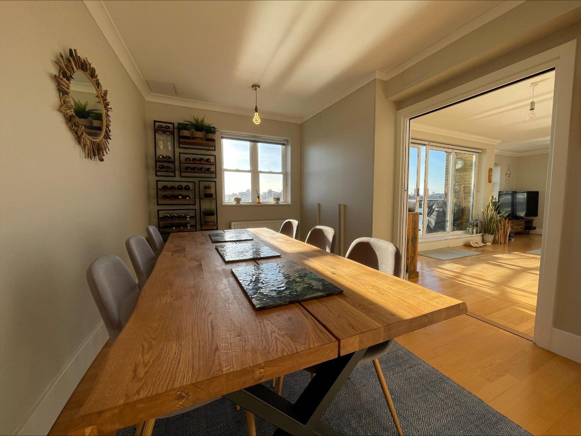 Superb Riverside Flat With Balcony In Limehouse *