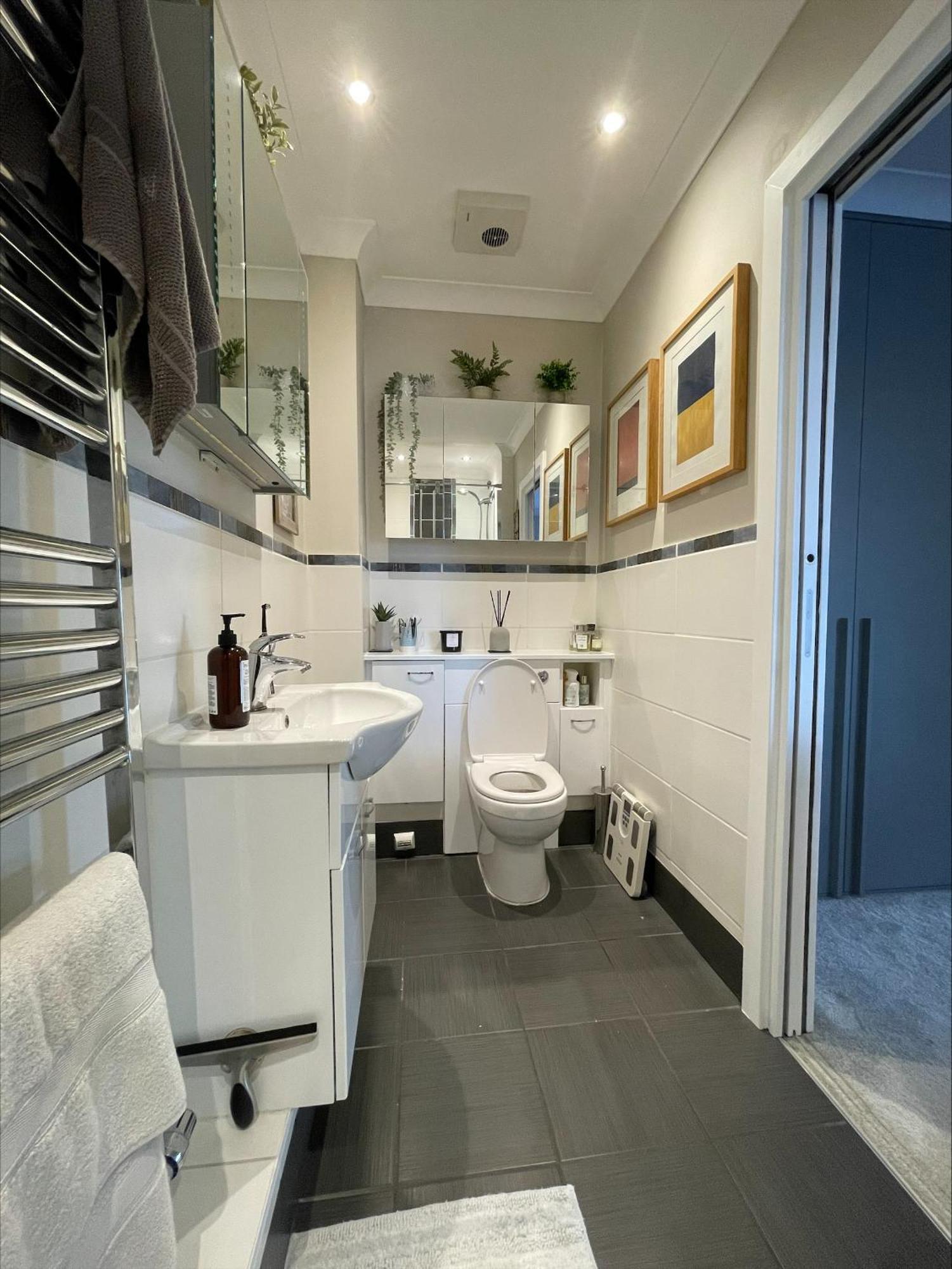 Superb Riverside Flat With Balcony In Limehouse