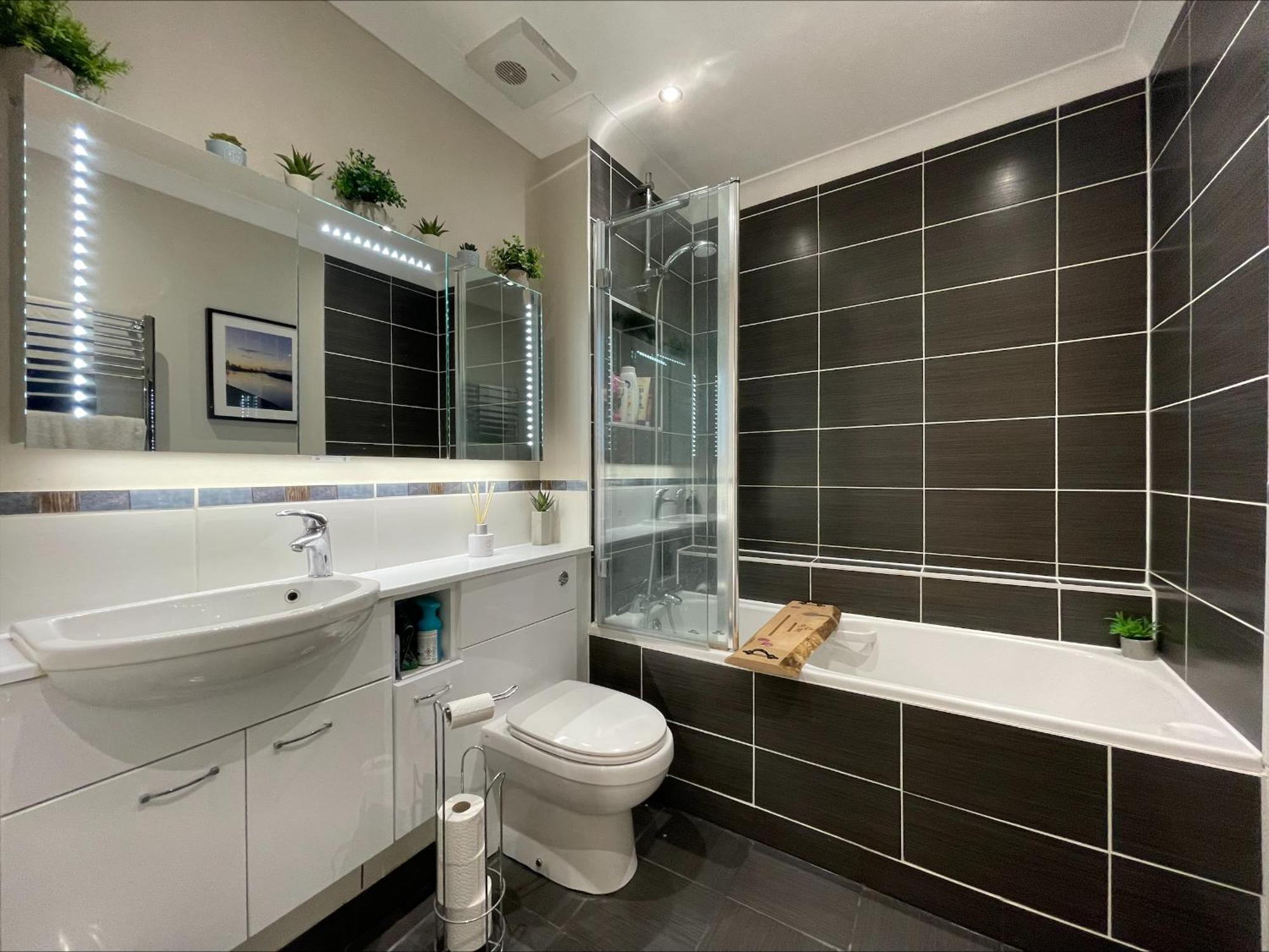 Superb Riverside Flat With Balcony In Limehouse * Londra