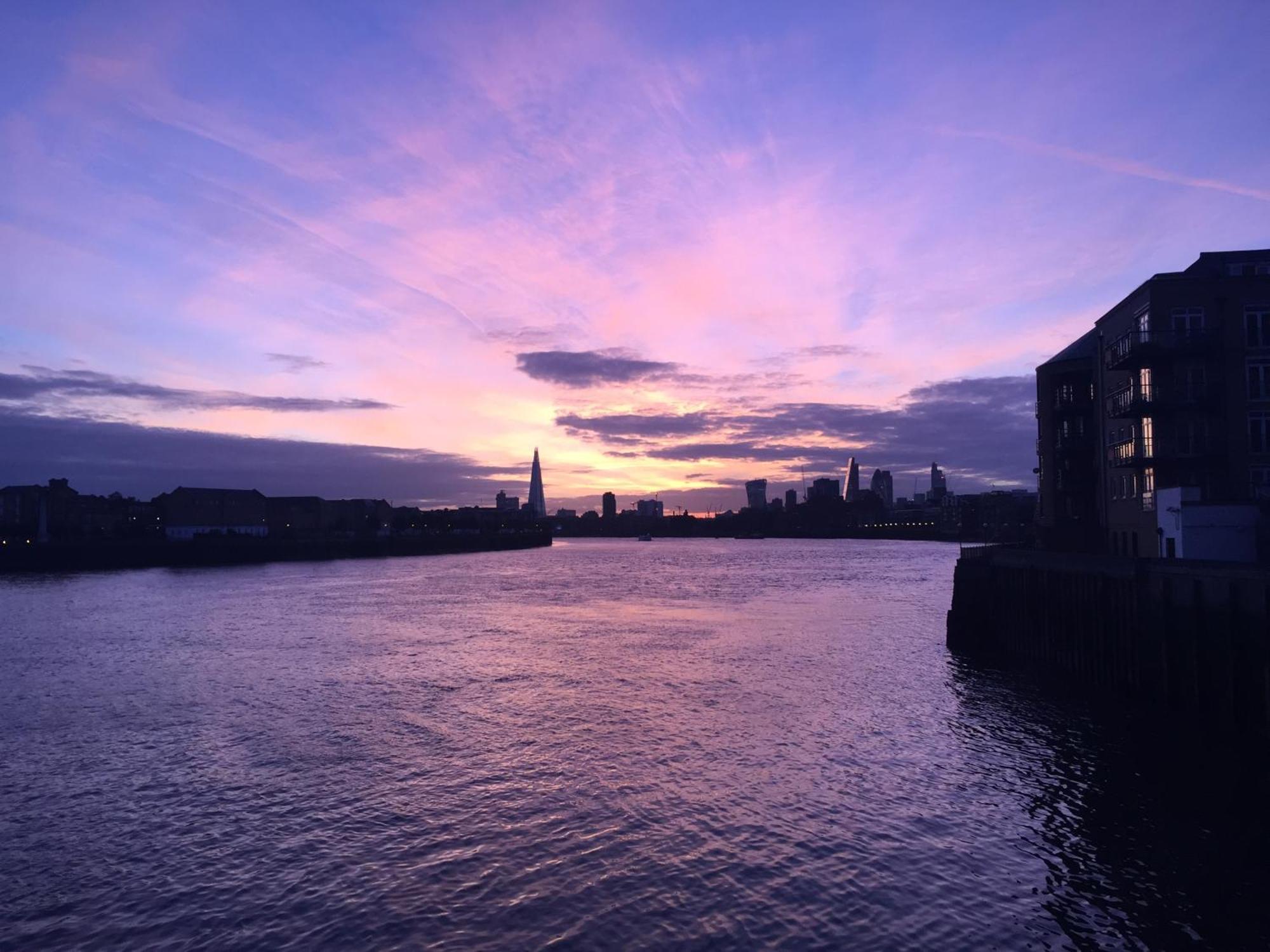 Superb Riverside Flat With Balcony In Limehouse Londra