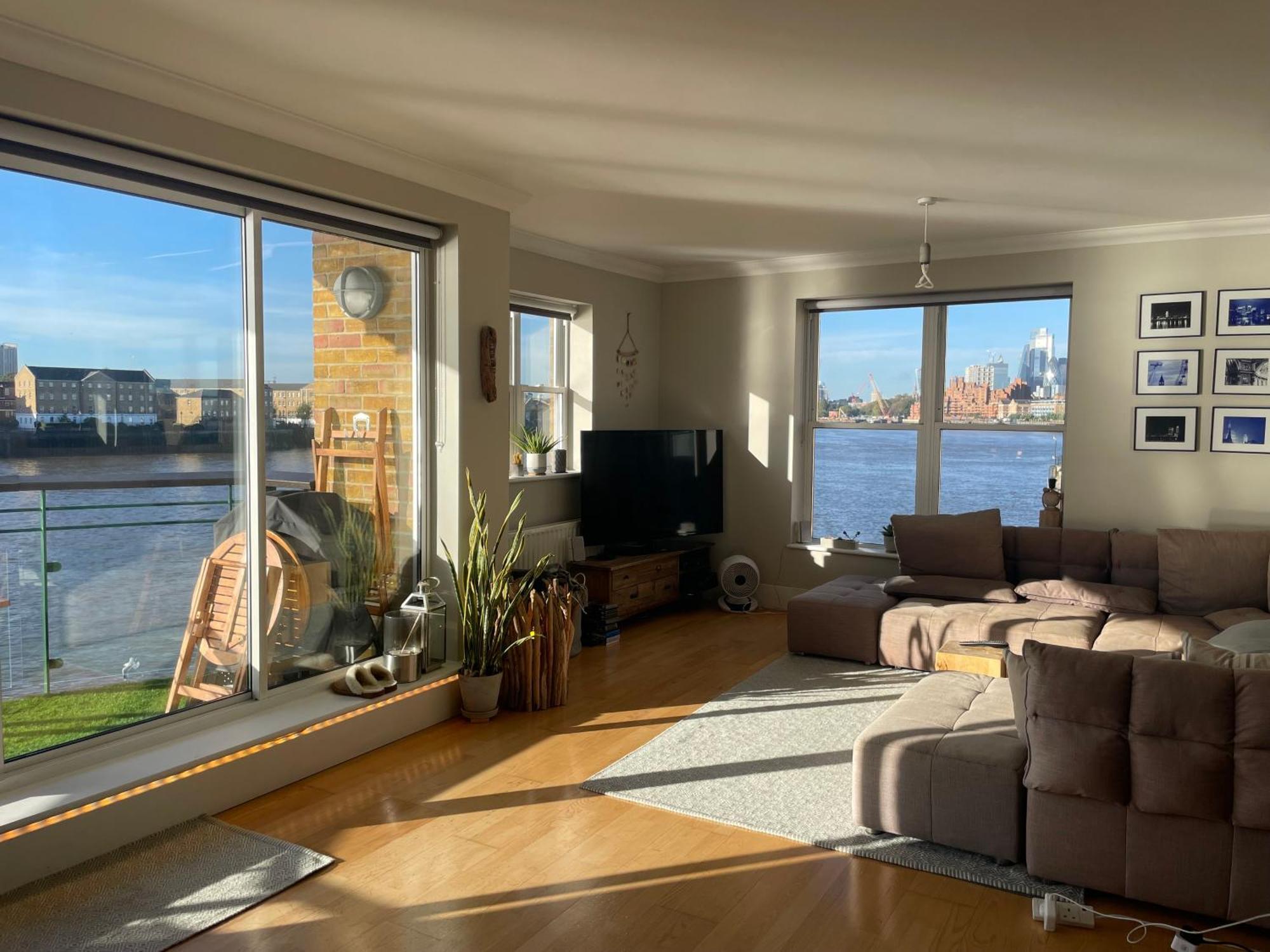 Superb Riverside Flat With Balcony In Limehouse