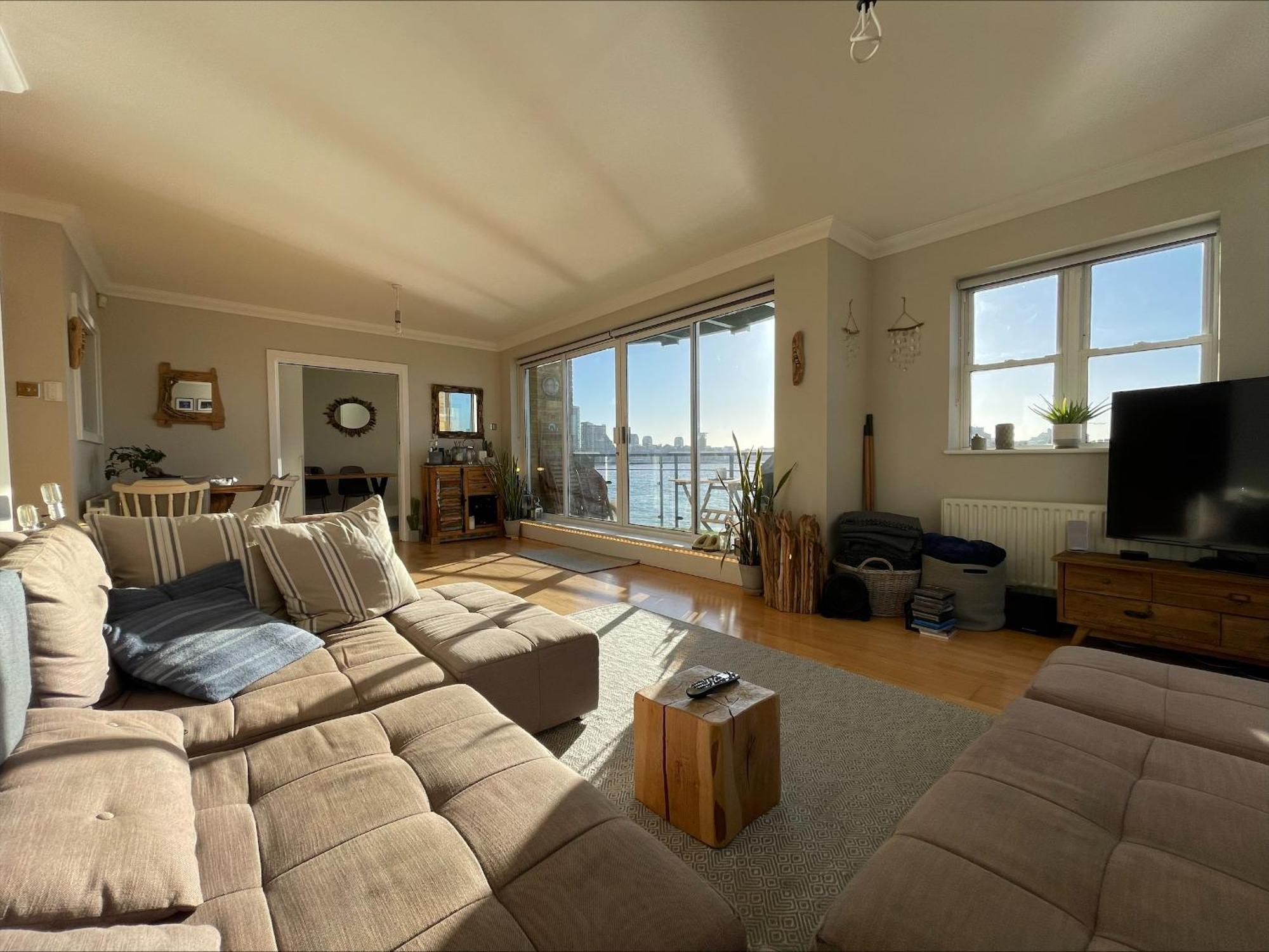 Superb Riverside Flat With Balcony In Limehouse * Londra