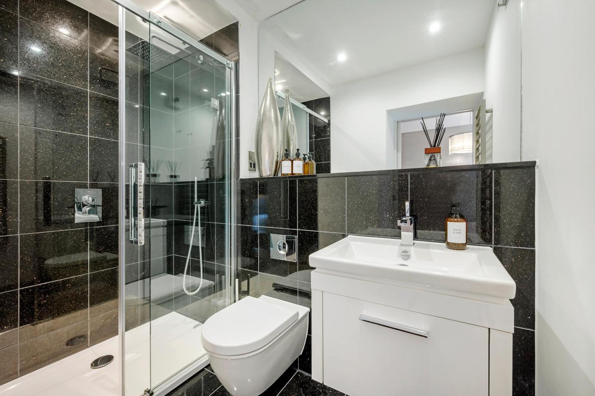 Aircon 2 Bedr, 3 Beds, 2 Bath Covent Garden, Subway Lägenhet London