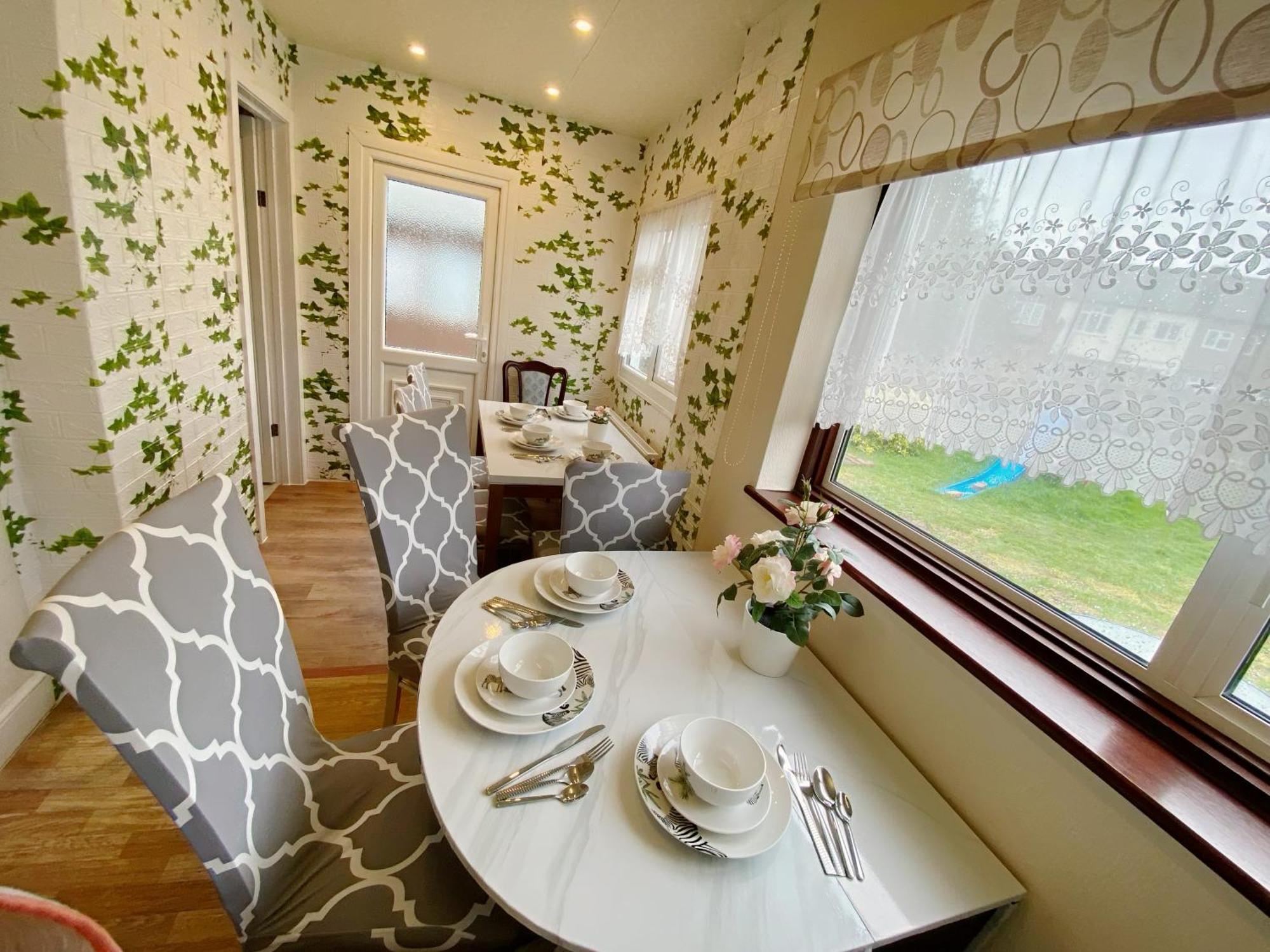 Barking House Sleeps 11 - Parking - Train Tube - Airport * Londen