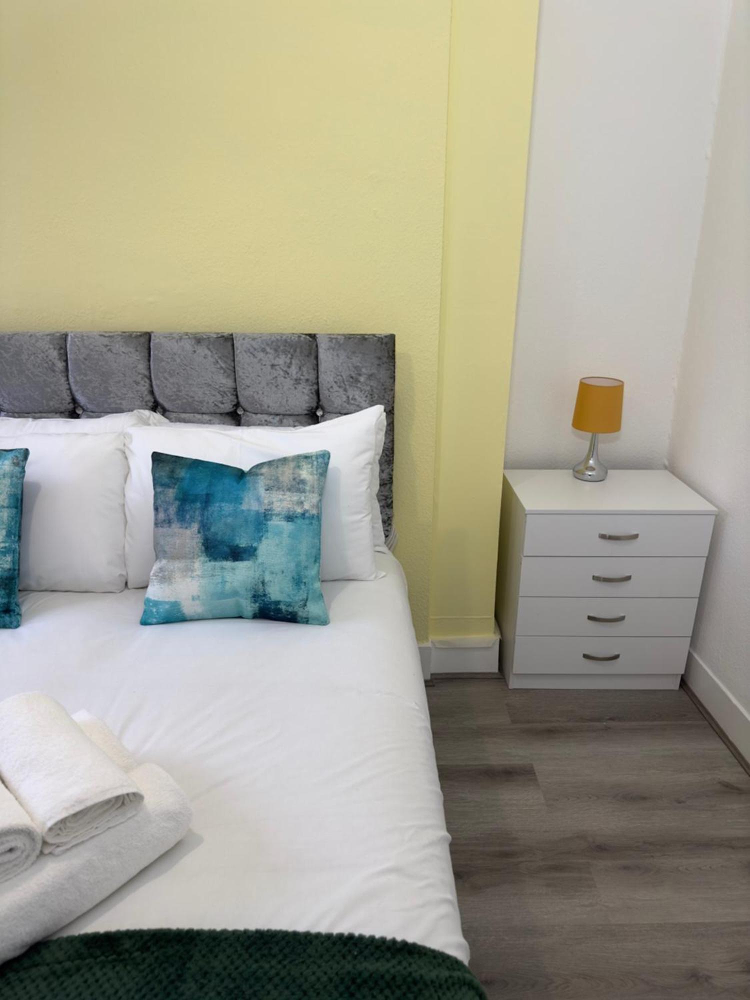 Newly Decorated 5-bed Hackney Townhouse Ferienhaus London