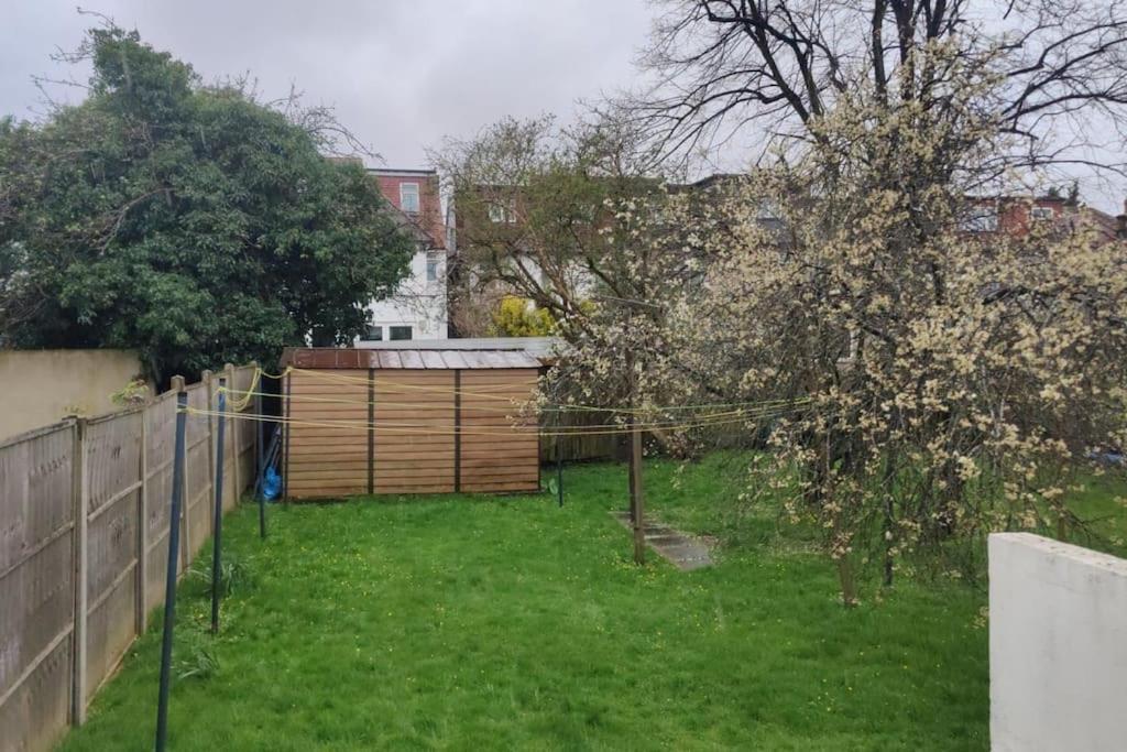 Lägenhet Large Garden Flat On Golders Road London