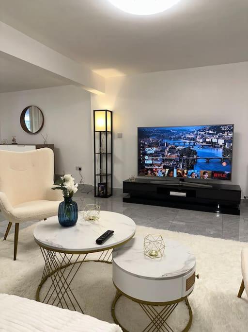 Central Entire Studio * London