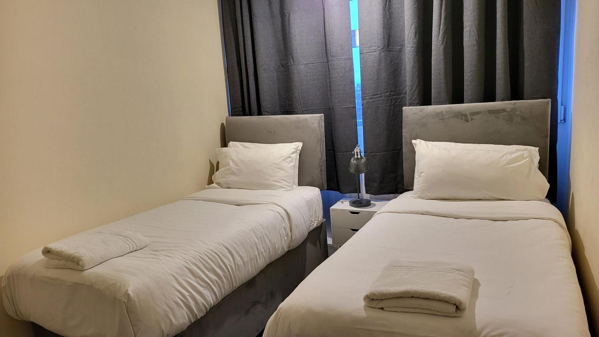 Garland Modern Spacious Flat, London