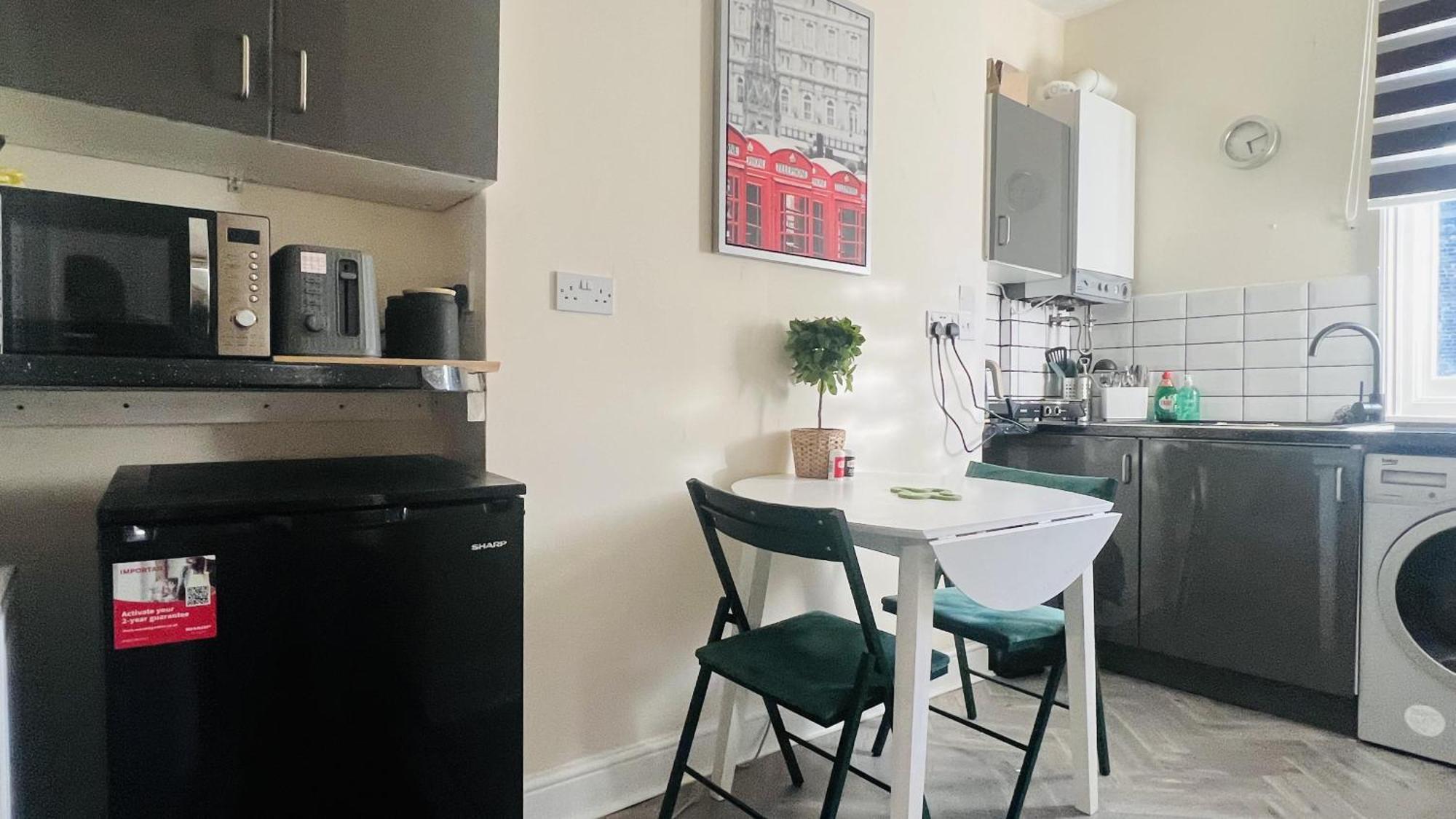 Impeccable 1 Bedroom Flat In Appartement *
