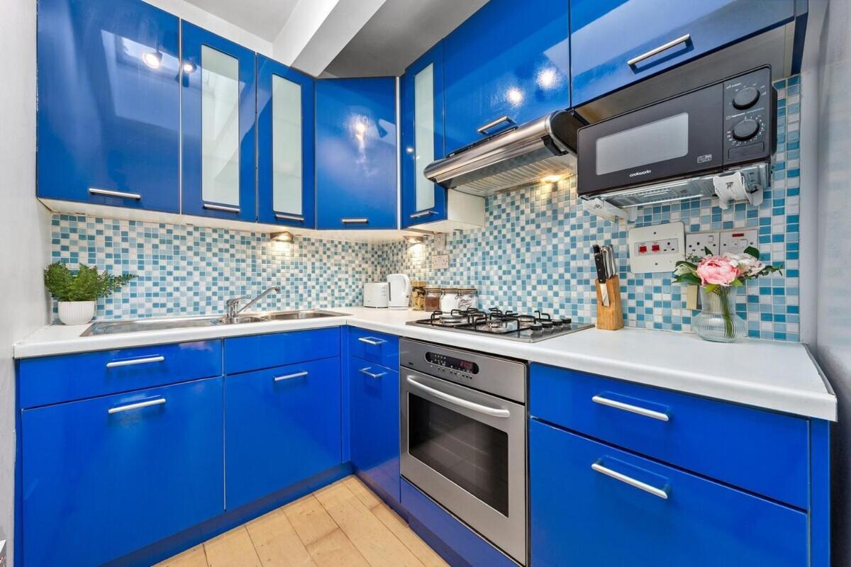 Balcony Blue Theme 1 Bedroom Luxury Flat Near Hyde Park! Accommodates Up To 6! Double Sofa Bed And Next To Station! Londen
