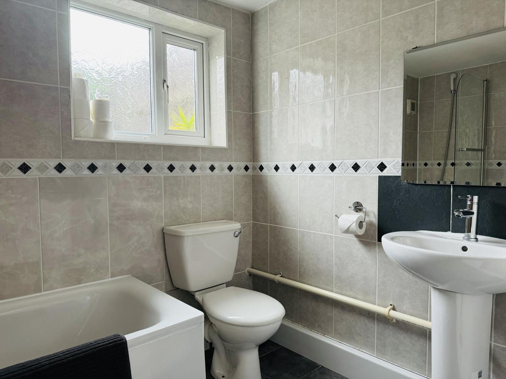Lägenhet Falcon - 2 Bedroom Ground Floor Flat In London