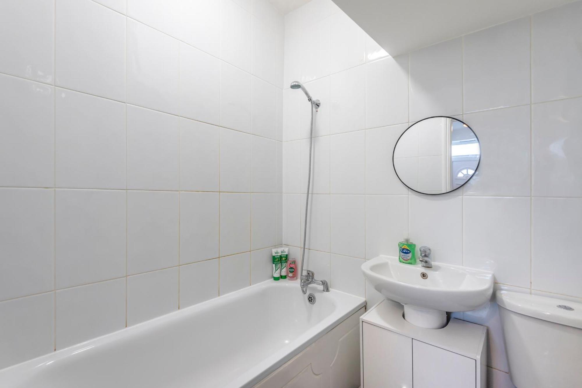 Apartment Modern Family W/wi-fi, Netflix, Self Check-in London