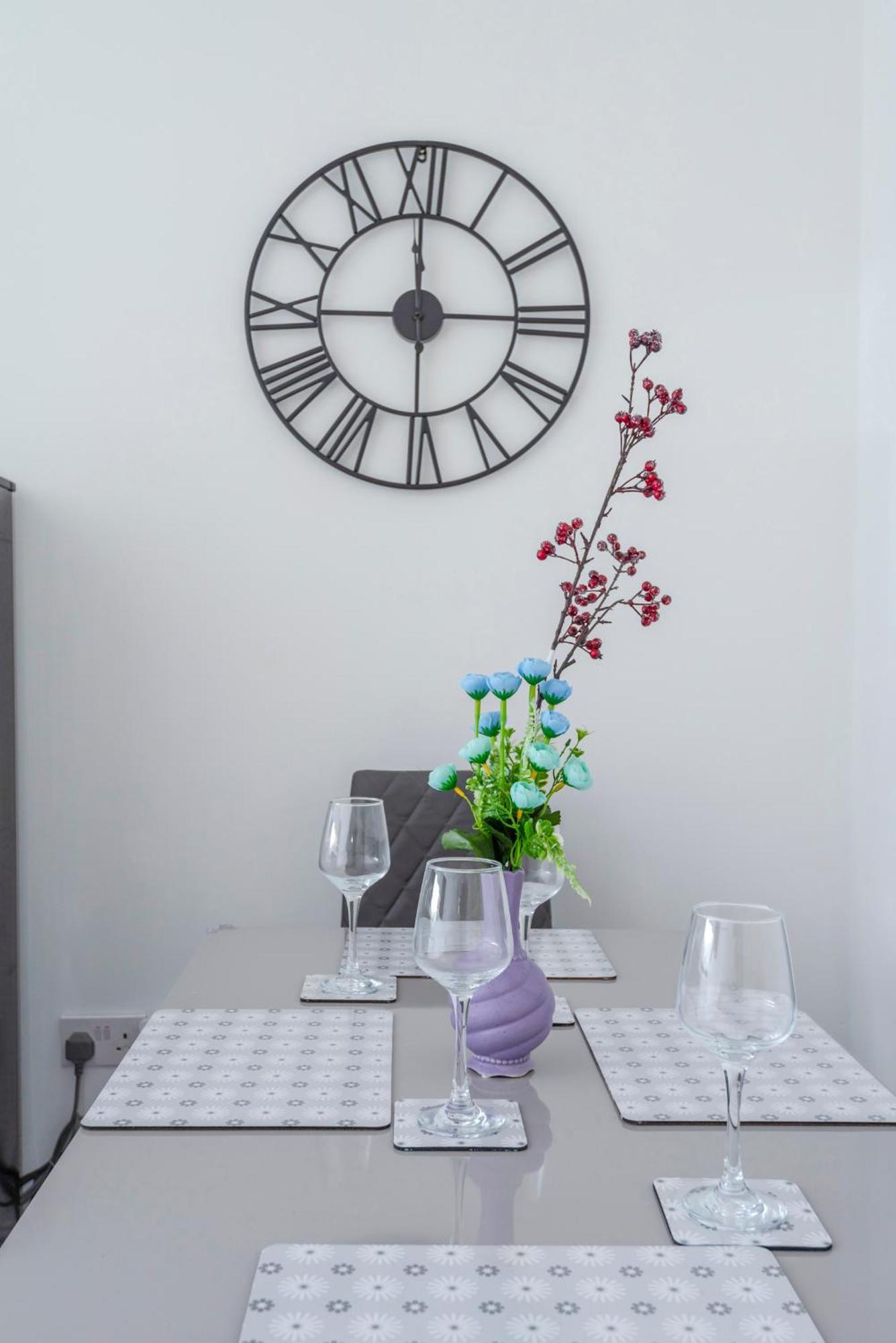 Modern Family W/wi-fi, Netflix, Self Check-in * London