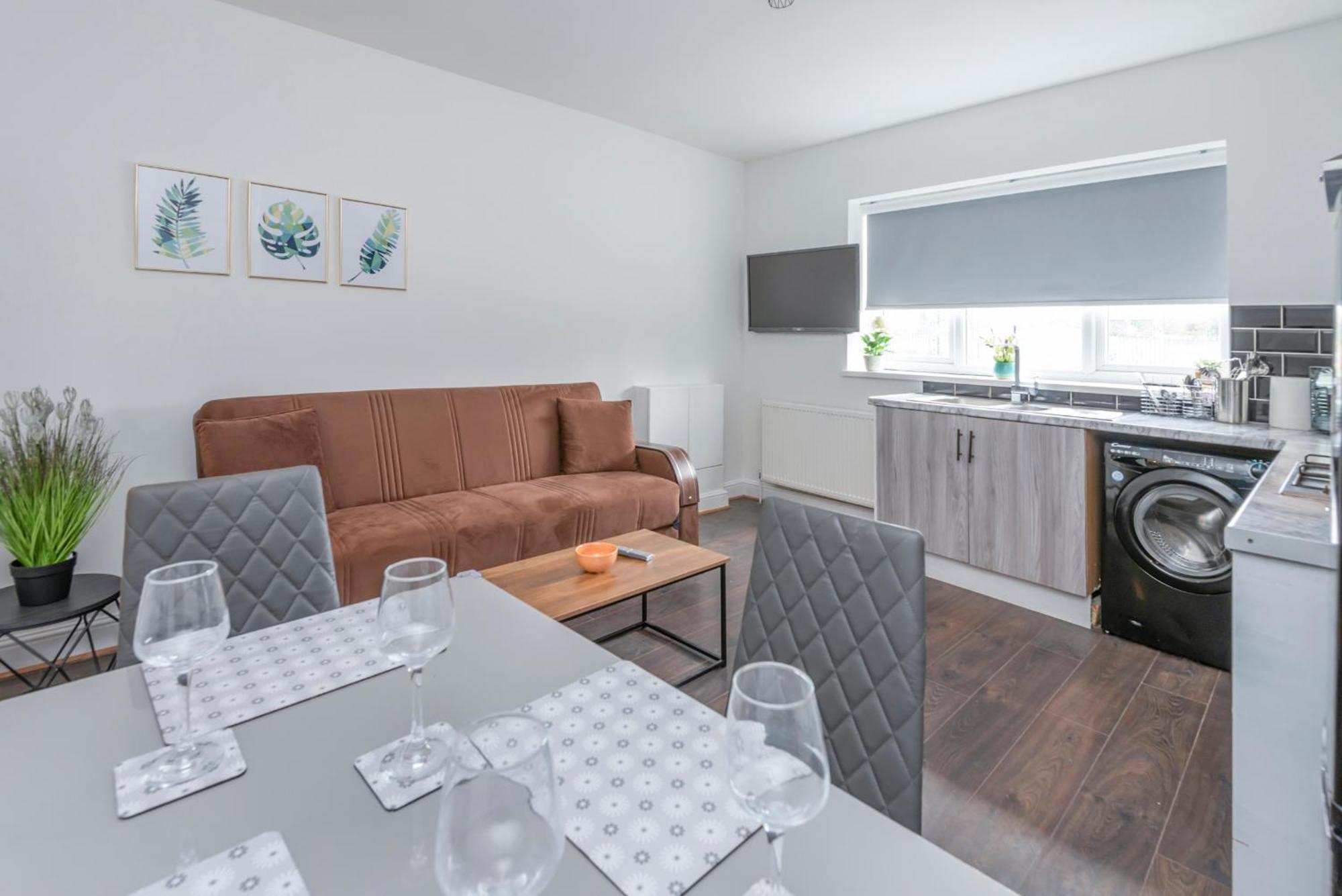 Modern Family W/wi-fi, Netflix, Self Check-in Apartment