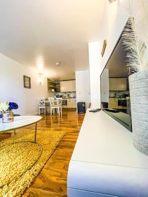 Apartment Central + Gym + Pool + Parking *