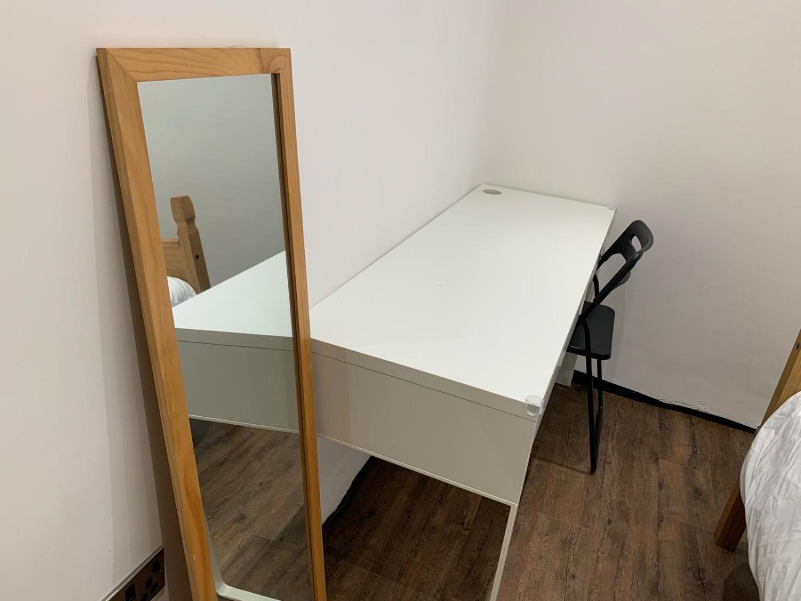 Private Room, Renovated With Large Size White Desk In Se9 6pg Homestay *