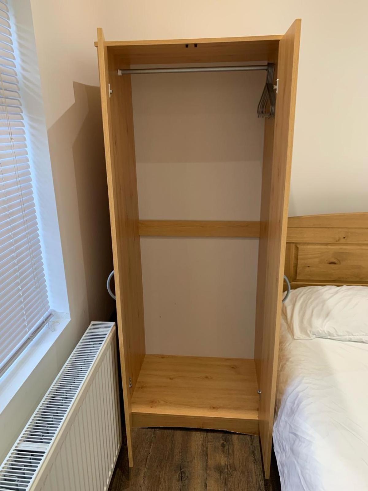 Homestay Private Room, Renovated With Large Size White Desk In Se9 6pg *
