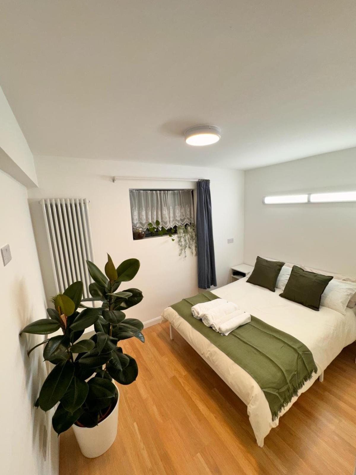 Luxury In Cross Harbour Gjestgiverier London