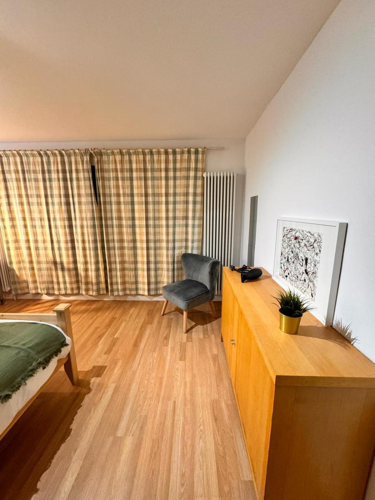 Luxury In Cross Harbour Gjestgiverier London