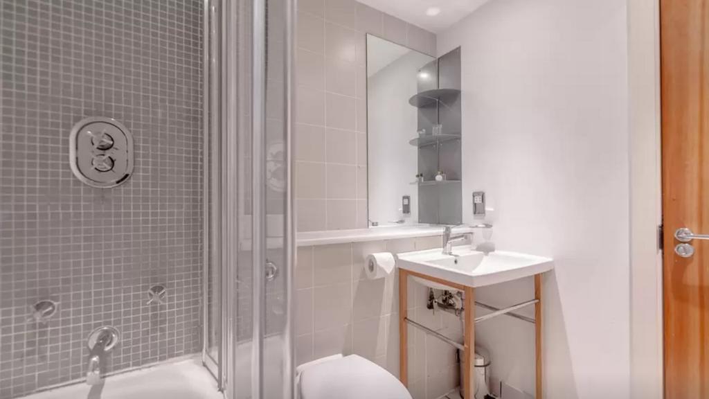 Princes Square Apartment *