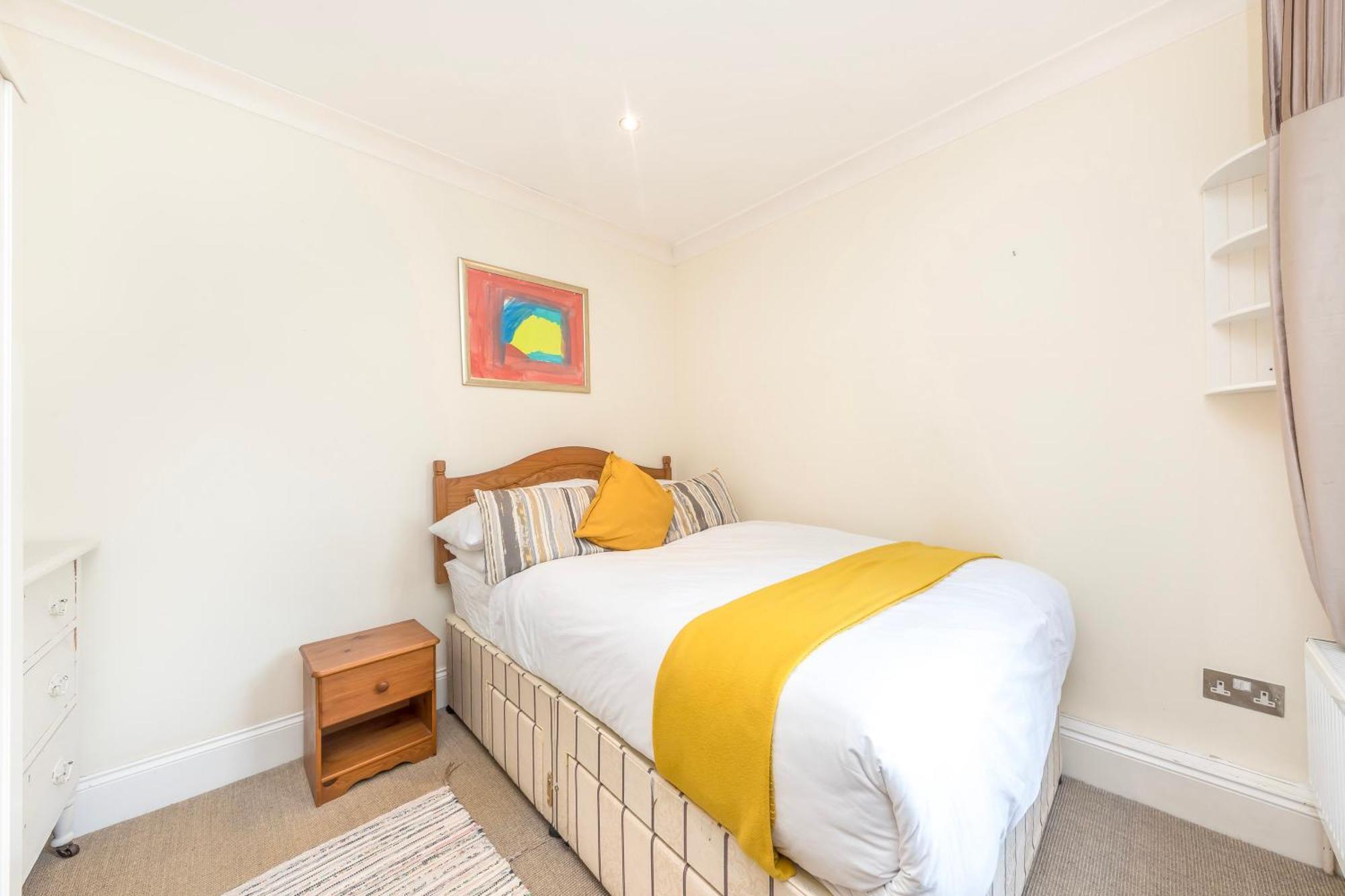 Vakantiehuis Stylish & Spacious 3 Bed Victorian House Sleeps Up To 7 - Near O2, Museums, Excel, Mazehill Station 12 Mins Direct Into Bridge Londen