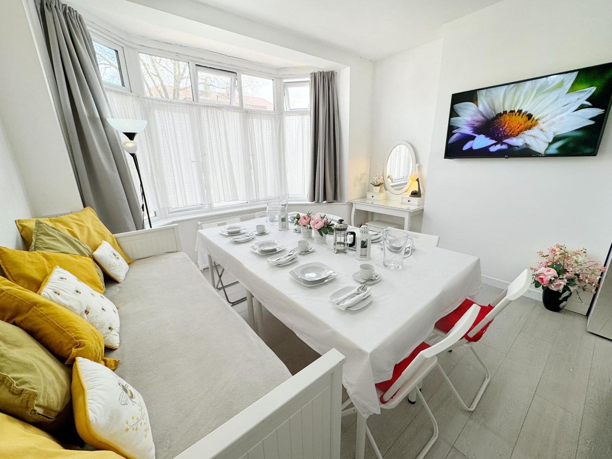 Guest house Luxurious House Near Excel- Air Conditioning, 9 Beds, 2 Baths, Garden, Fast Wifi *
