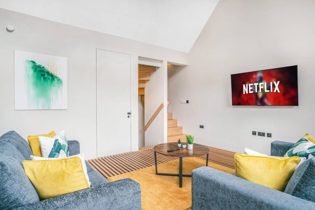 Tottenham- Exquisite 4-bed Retreat With Ping Pong And Pool - Sleeps 7, Free Parking, Contractors & Long Welcome Londen