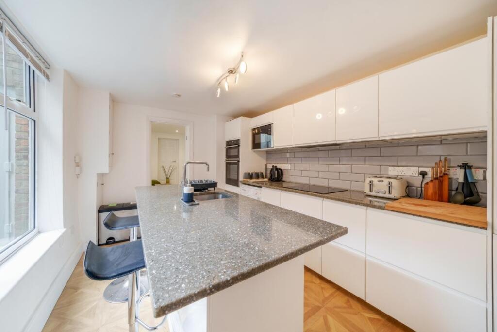 Apartment Large Two Bedroom London
