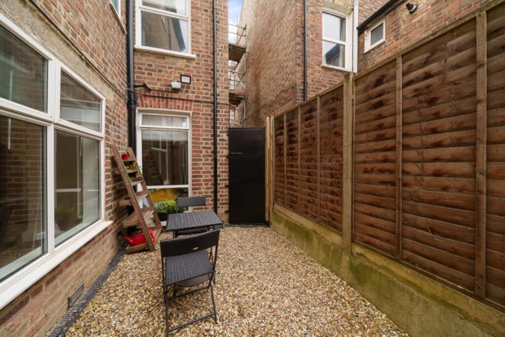 Apartment Large Two Bedroom London
