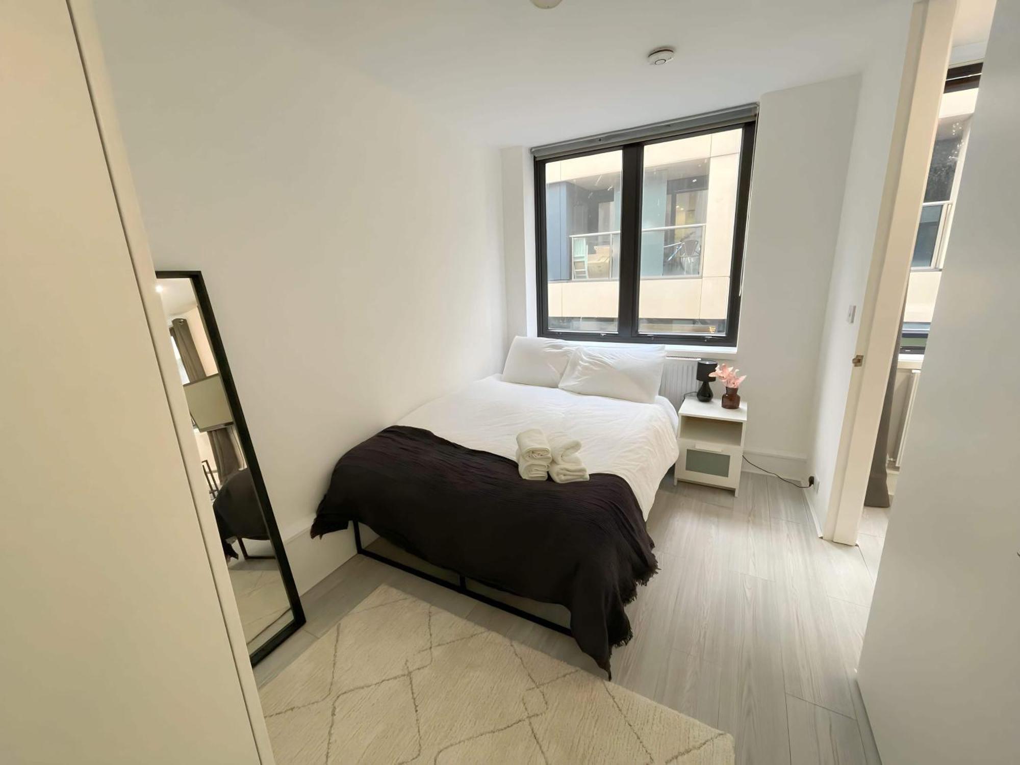 Apartment 2 Bdrm Contemporary London