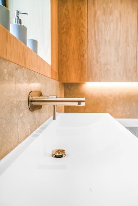 Tottenham- Exquisite 4-bed Retreat With Ping Pong And Pool - Sleeps 7, Free Parking, Contractors & Long Welcome Appartement *