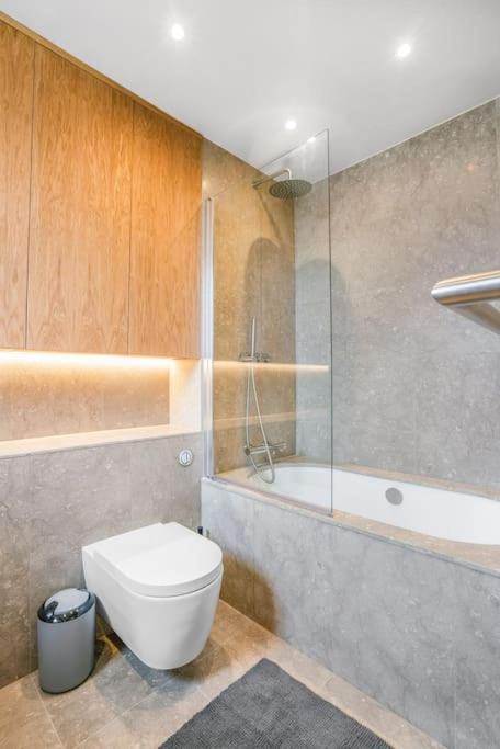 Tottenham- Exquisite 4-bed Retreat With Ping Pong And Pool - Sleeps 7, Free Parking, Contractors & Long Welcome Londen