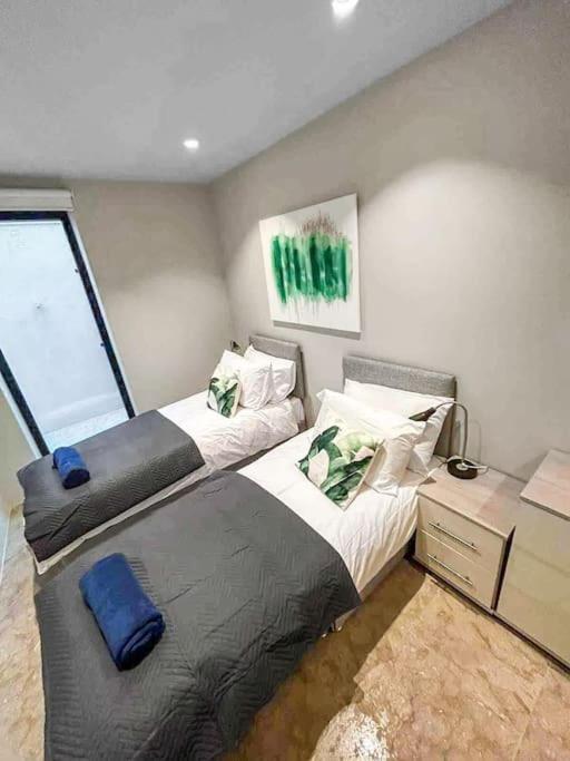 Tottenham- Exquisite 4-bed Retreat With Ping Pong And Pool - Sleeps 7, Free Parking, Contractors & Long Welcome Appartement *