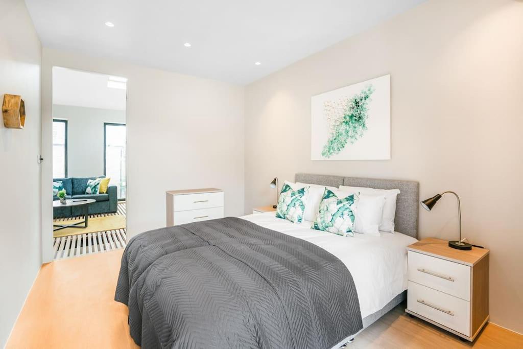 Tottenham- Exquisite 4-bed Retreat With Ping Pong And Pool - Sleeps 7, Free Parking, Contractors & Long Welcome * Londen