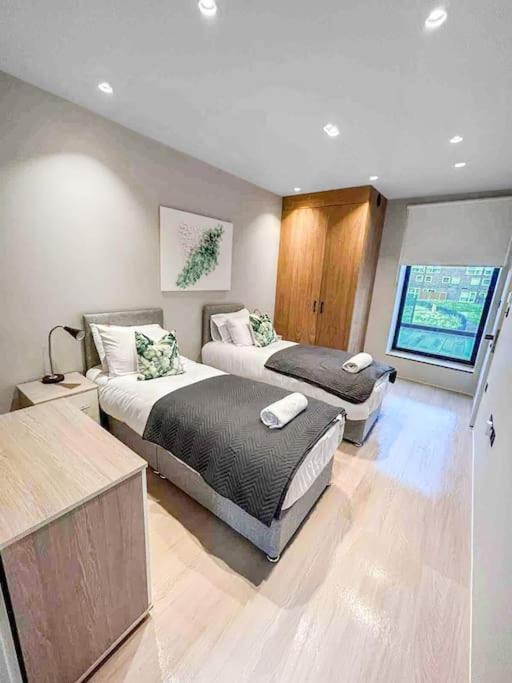 Tottenham- Exquisite 4-bed Retreat With Ping Pong And Pool - Sleeps 7, Free Parking, Contractors & Long Welcome Appartement