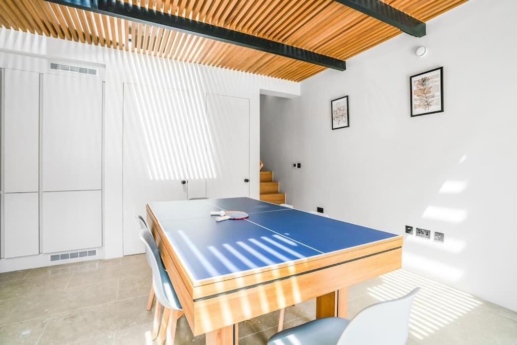 Tottenham- Exquisite 4-bed Retreat With Ping Pong And Pool - Sleeps 7, Free Parking, Contractors & Long Welcome Appartement Londen
