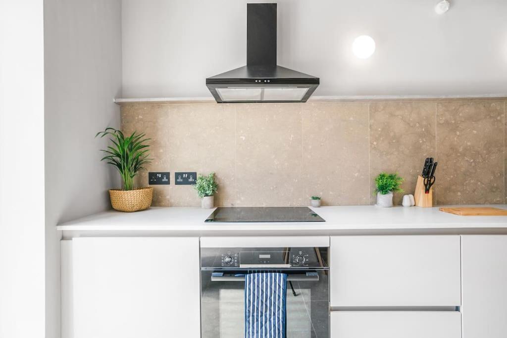 Tottenham- Exquisite 4-bed Retreat With Ping Pong And Pool - Sleeps 7, Free Parking, Contractors & Long Welcome Appartement Londen
