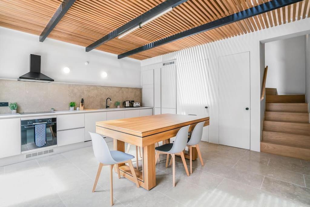 Tottenham- Exquisite 4-bed Retreat With Ping Pong And Pool - Sleeps 7, Free Parking, Contractors & Long Welcome Appartement *