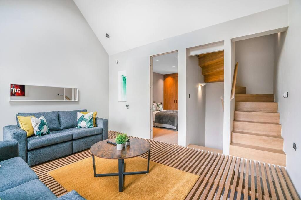 Tottenham- Exquisite 4-bed Retreat With Ping Pong And Pool - Sleeps 7, Free Parking, Contractors & Long Welcome Appartement Londen
