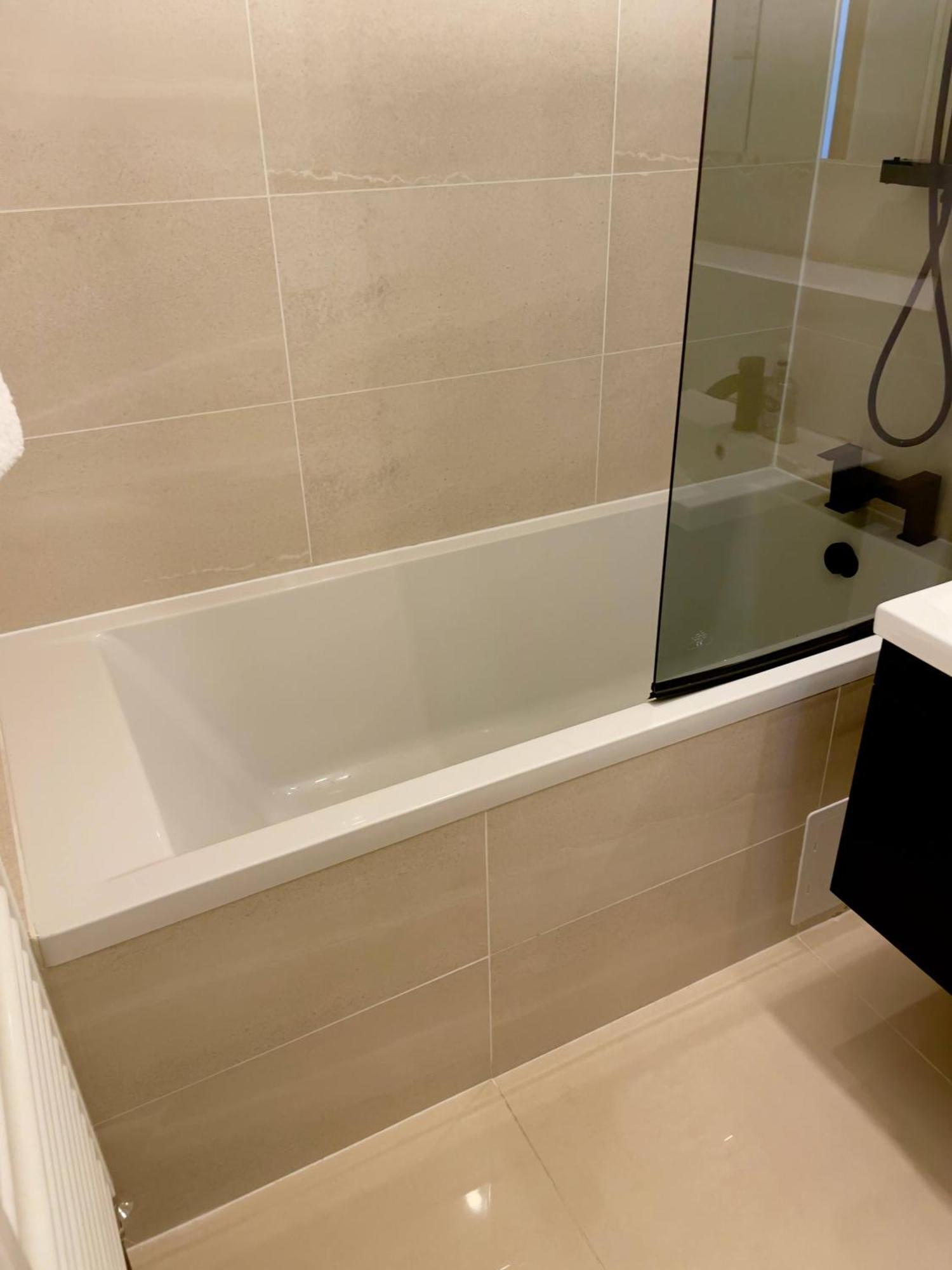 Bright And Beautiful 2bdr Flat Leilighet *