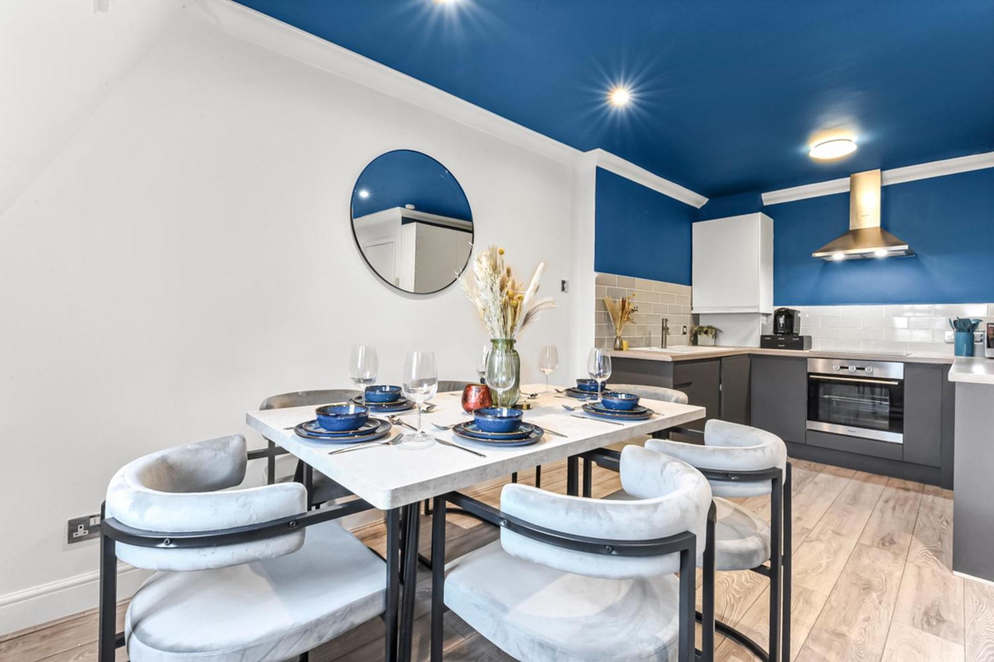 Zone 1, Near Eye, Attractions, 2 Beds Leilighet London