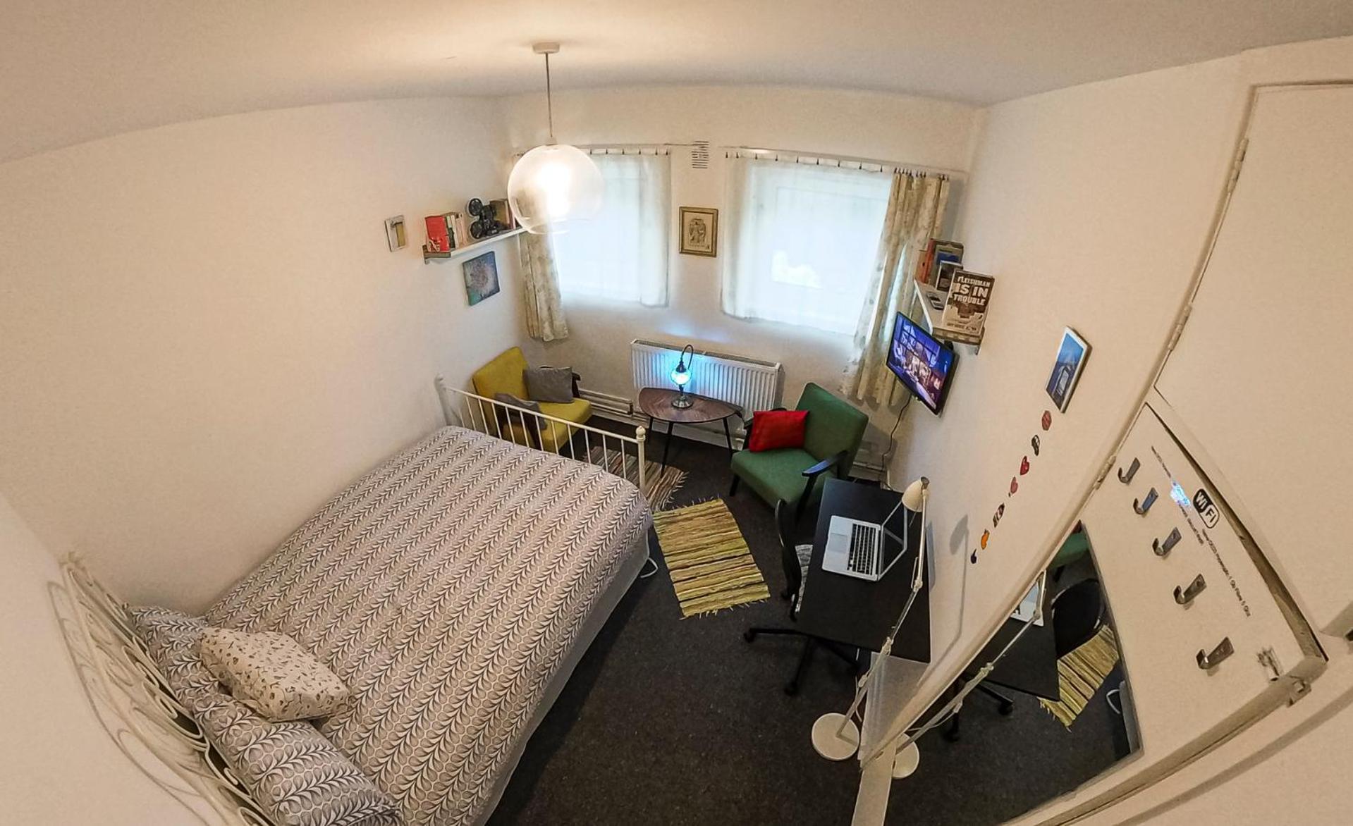 Centrally Located Comfortable In Rum i privatbostad