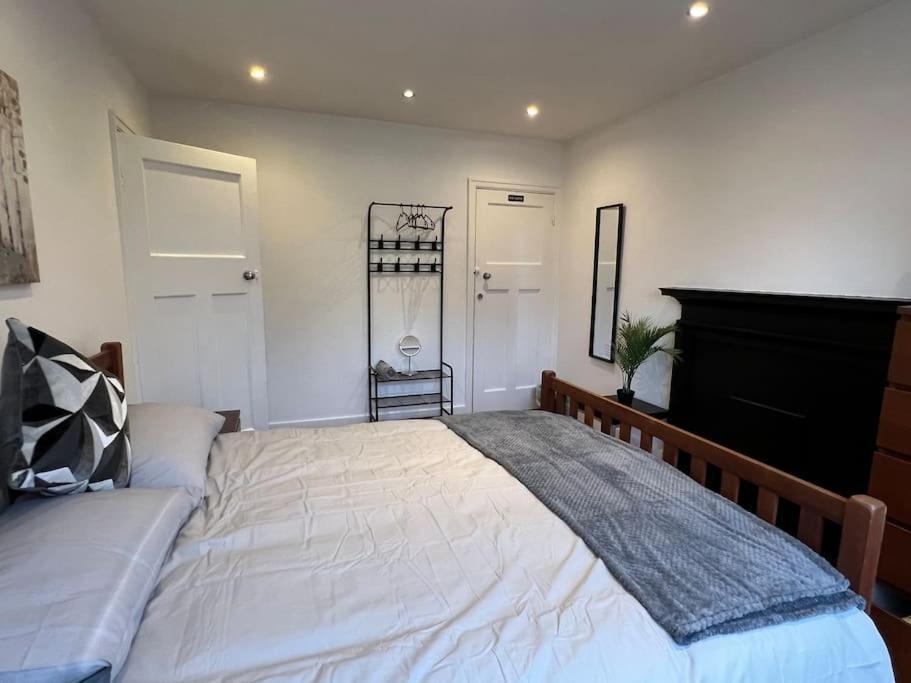3 Bed Luxury House, 10 Min Walk To Underground * Londen