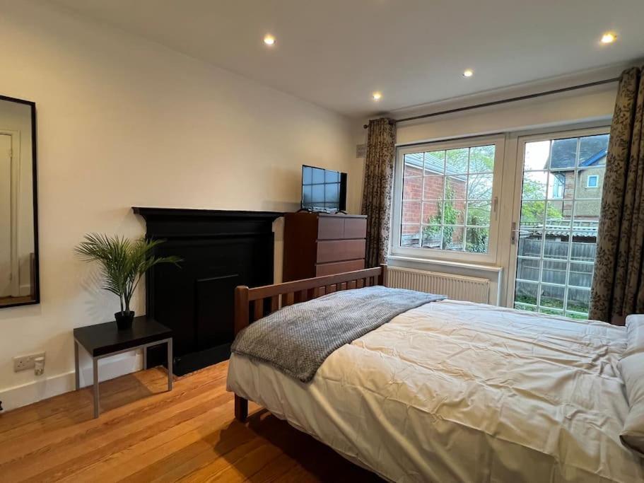 3 Bed Luxury House, 10 Min Walk To Underground Ferienhaus London