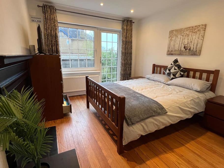 3 Bed Luxury House, 10 Min Walk To Underground Ferienhaus