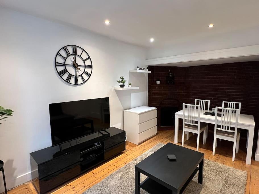 3 Bed Luxury House, 10 Min Walk To Underground Londen